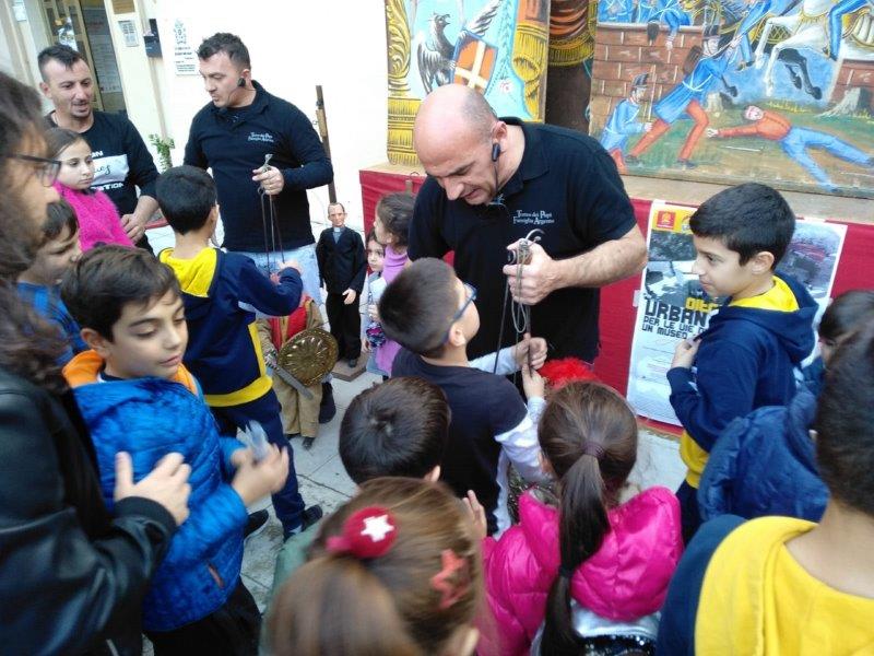Il mastro puparo Nicol Argento spiega il funzionamento del pupo siciliano ai bambini