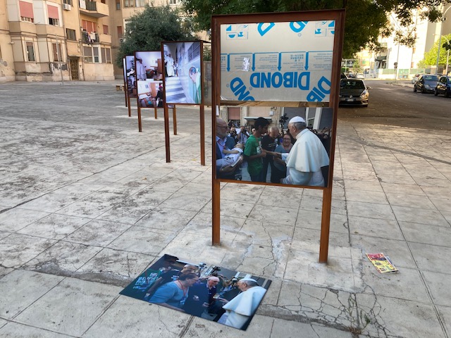 A distanza di tre giorni dalla rottura del lampioncino colpito uno dei pannelli della mostra fotografica permanente di piazzetta Beato Padre Pino Puglisi