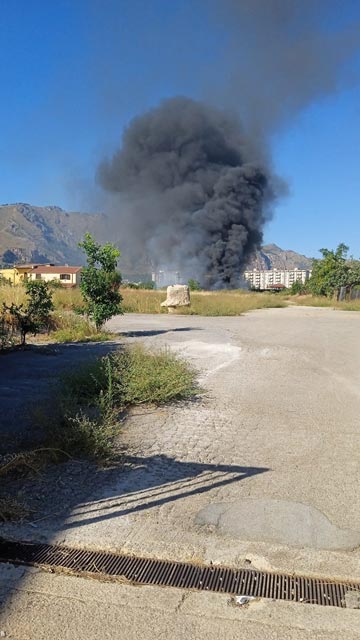 L'incendio nel terreno destinato alla piazza di Brancaccio