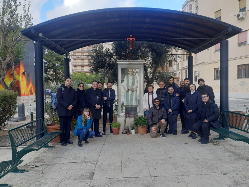 Il gruppo di sacerdoti a piazzetta beato padre Pino Puglisi