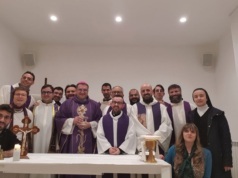 Gruppo di sacerdoti accompagnati dal Mons. Rega della Diocesi di San Marco Argentano e Scalea in visita alla casa museo e al Centro Padre Nostro
