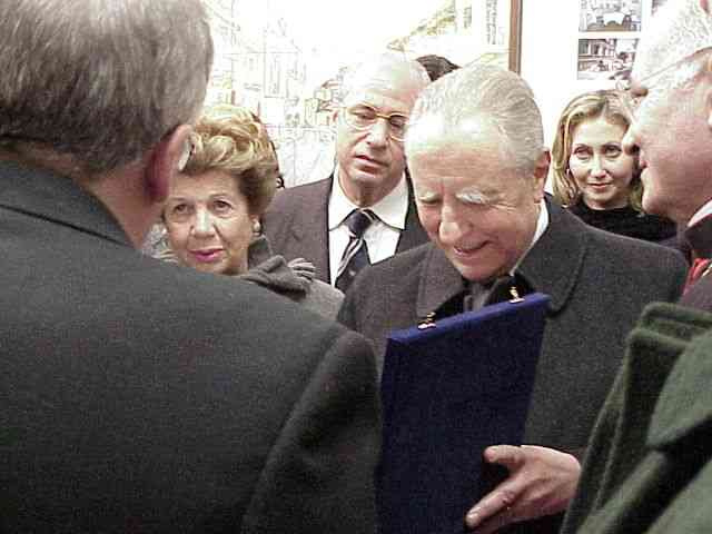 l Presidente della Repubblica accompagnato dalla Sig.ra Franca. Don Mario Golesano consegna una targa di amicizia
