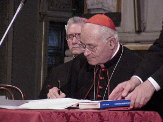 Il Cardinale De Giorgi alla firma di alcuni atti utili al processo
