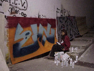 Uno degli artisti durante la realizzazione di un graffito