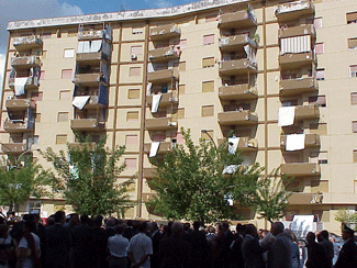 Le lenzuaola bianche fuori, nei balconi, in segno di protesta contro la mafia e per ricordare l'amore di don Pino Puglisi
