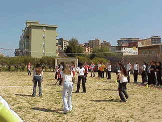 Le ragazze del quartiere brancaccio impegnate in una partita di pallavolo