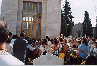 Un momento di preghiera al cimitero dove � sepolto 3P
