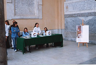 Fuori dalla cattedrale i ragazzi del servizio civile distribuiscono le cartoline con l'annullo postale di 3P