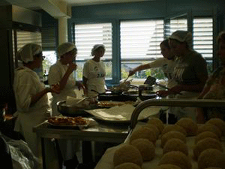 Gruppo di volontari che preparano la cena di beneficienza che si � svolta a Muzzano (Lugano - CH)