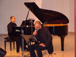 Esibizione pianoforte e voce di Antonello Manco e Vito Zingales