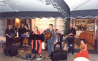 Esibizione della compagnia di canto popolare 