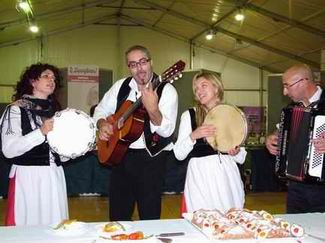 Il gruppo musicale CASTELLANA FOLK mentre intrattiene i visitatori