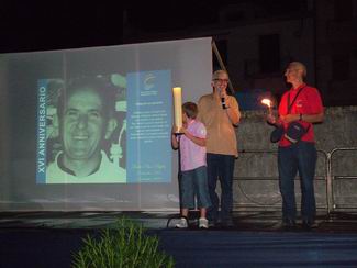 Centro Polivalente Sportivo. Momento conclusivo della Fiaccolata con Padre Maurizio Francoforte, parroco di San Gaetano e Maurizio Artale, presidente del Centro Padre Nostro