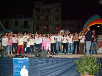 Centro Polivalente Sportivo. Operatori, volontari, bambini e ragazzi del Centro Padre Nostro cantano insieme la canzone dedicata a Padre Pino Puglisi: �L�Aquila Maestra e se ognuno fa qualcosa