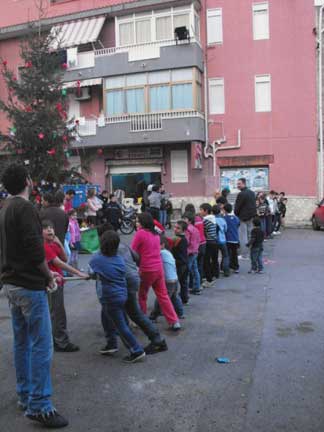 Festa di Natale in p.zza Guadagna, attivit� ludico-ricreative con i bambini (Falsomiele)