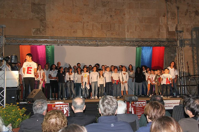 Serata Spettacolo Al Bab: i bambini e gli operatori del Centro Padre Nostro cantano la canzone, inno a Padre Puglisi, 