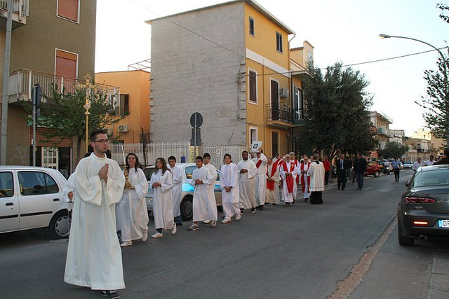 Messa Parrocchia S. Gaetano di Brancaccio: i concelebranti dal Centro Padre Nostro si avviano alla Parrocchia S. Gaetano