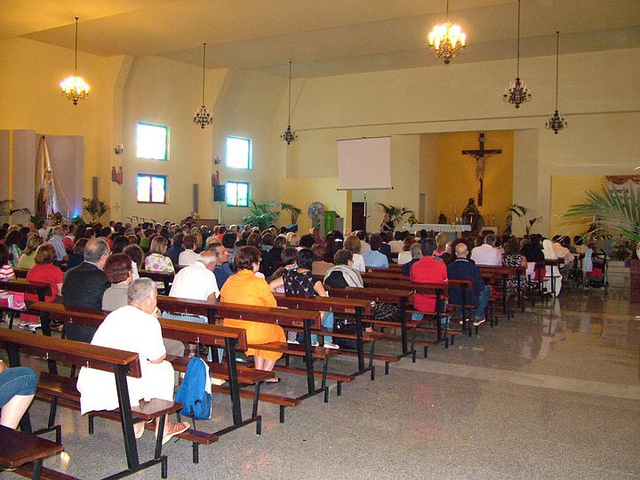 La chiesa gremita di gente del posto