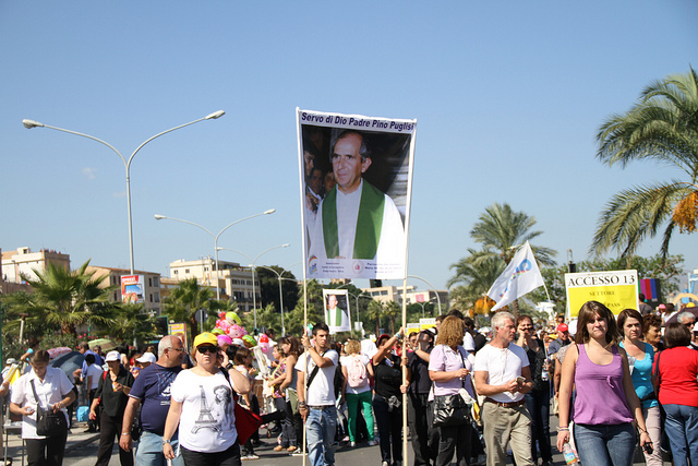 La gigantografia portata di Padre Pino Puglisi portata dai volontari del Centro Padre Nostro lungo il corteo