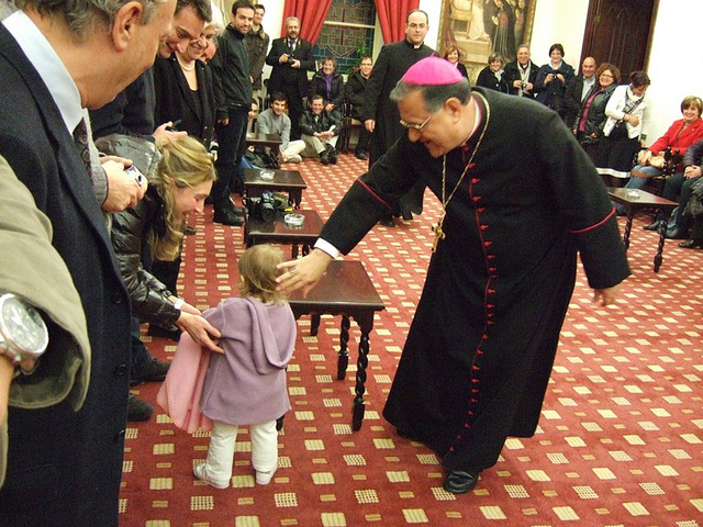 Sua Beatitudine Mon. FOUAD TWAL, Patriarca di Gerusalemme saluta la mascotte del gruppo