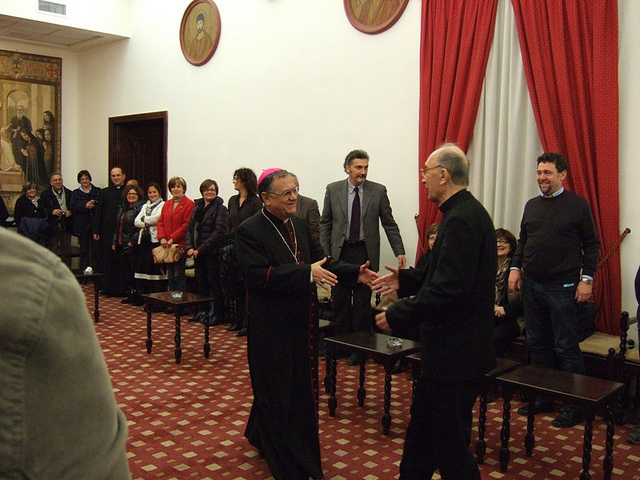Il saluto tra Sua Beatitudine Mons. FOUAD TWAL, Patriarca di Gerusalemmee e S.E. Mons. Luciano Giovannetti, Vescovo Emerito di Fiesole (FI) e presidente della Fondazione Giovanni Paolo II