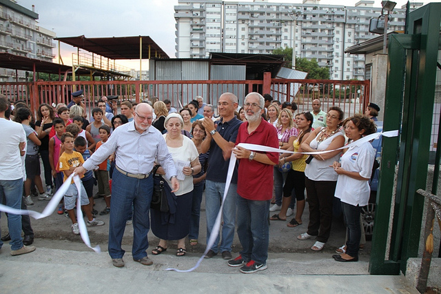 Taglio del nastro inaugurale del fratello di Padre Pino, Francesco Puglisi, insieme al presidente del Centro Padre Nostro, Maurizio Artale e al parroco di Brancaccio, Maurizio Francoforte (Inaugurazione campo di calcetto 3P)