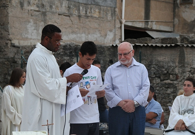 Durante la celebrazione - le Letture (Francesco Puglisi e un ragazzo del gruppo giovani del Centro di Accoglienza Padre Nostro) (Inaugurazione campo di calcetto 3P)