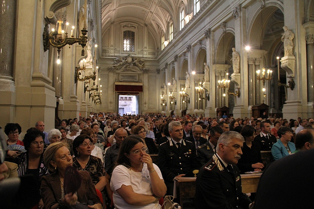 La cittadinanza di insieme ad alcune autorit� (Cattedrale di Palermo)