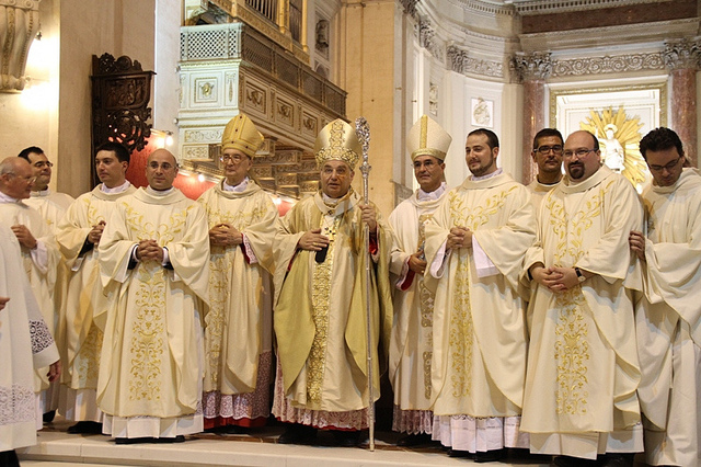 Momento conclusivo della SS. Messa l'Arcivescovo di Palermo, il Cardinale Paolo Romeo, il Vescovo di Fiesole e Presidente della Fondazione Giovanni Paolo II, Mons. Luciano Giovannetti insieme ai quattro sacerdoti ordinati nel giorno dell'anniversario dell'uccisione di Padre Pino Puglisi (Cattedrale di Palermo)