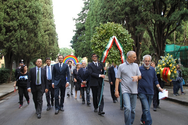 Il presidente del Centro di Accoglienza Padre Nostro, Maurizio Artale, il Parroco di Brancaccio, Padre Maurizio Francoforte, e alcune autorit� presenti (Regione Siciliana, Provincia Regionale e Comune di Palermo) (Un fiore per Puglisi)