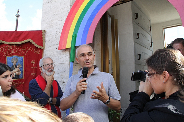 Il Presidente del Centro di Accoglienza Padre Nostro, Maurizio Artale, ricorda la simbologia de 