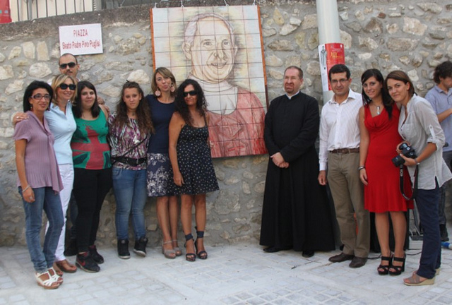 Foto di gruppo: volontari del Centro di Accoglienza Padre Nostro con il Sindaco, Sergio Parrino, e Padre Giorgio (Intitolazione piazza a Padre Puglisi, Contessa Entellina - PA)