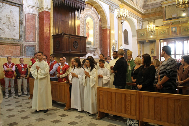 il Vescovo di Fiesole e Presidente della Fondazione Giovanni Paolo II, Mons. Luciano Giovannetti, celebra la S. Messa nella Parrocchia di San Gaetano a Brancaccio; concelebra il Parroco, Padre Maurizio Francoforte