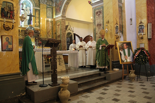 Momento finale della S. Messa: il Vescovo di Fiesole e Presidente della Fondazione Giovanni Paolo II, Mons. Luciano Giovannetti insieme al parroco della chiesa di San Gaetano a Brancaccio, Padre Maurizio Francoforte