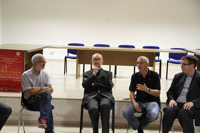Il vescovo di Fiesole e Presidente della Fondazione Giovanni Paolo II, Mons. Luciano Giovanetti, il Presidente del Centro di Accoglienza Padre Nostro, Maurizio Artale, e il Parroco della parrocchia San Gaetano a Brancaccio, Padre Maurizio Francaforte