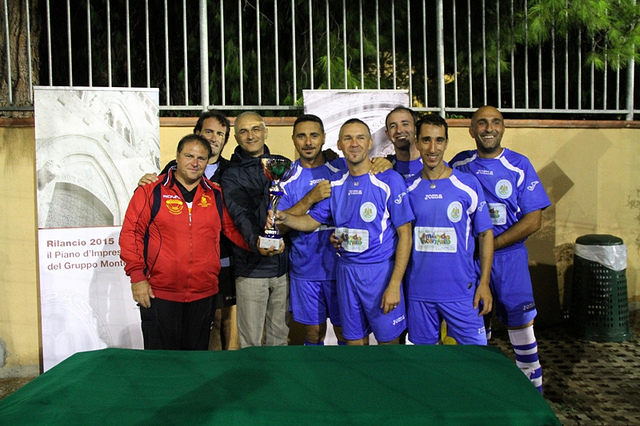 I vincitori del torneo,la squadra della Polizia Municipale, consegna la coppa Maurizio Artale, Presidente del Centro di Accoglienza Padre Nostro e Antonio Tomaselli, Presidente della II Circoscrizione