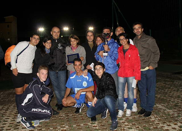 Foto di gruppo dei giocatori e di alcuni dei volontari del Centro di Accoglienza Padre Nostro