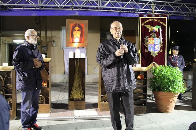 Mons. Luciano Giovannetti, Vescovo Emerito di Fiesole e Presidente della Fondazione Giovanni Paolo II fa i suoi saluti insieme a Padre Maurizio Francoforte, Parroco di Brancaccio