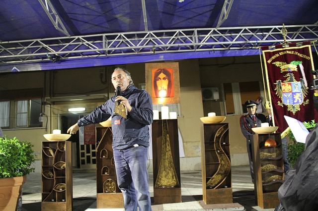 Don Luigi Verdi della fraternit� di Romena durante la veglia