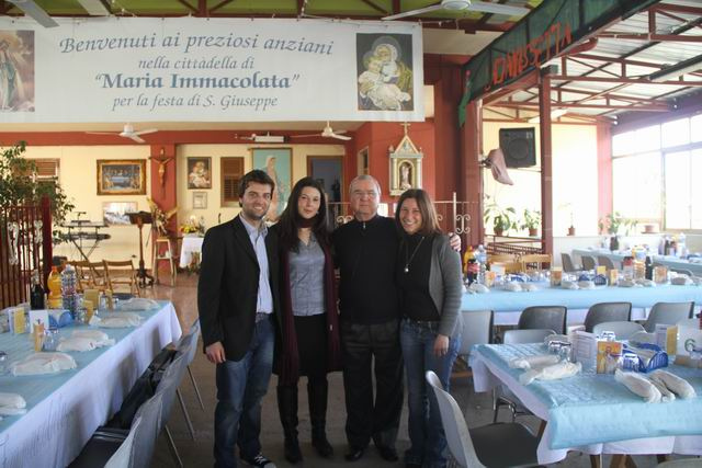Foto con i volontari del Centro Padre Nostro