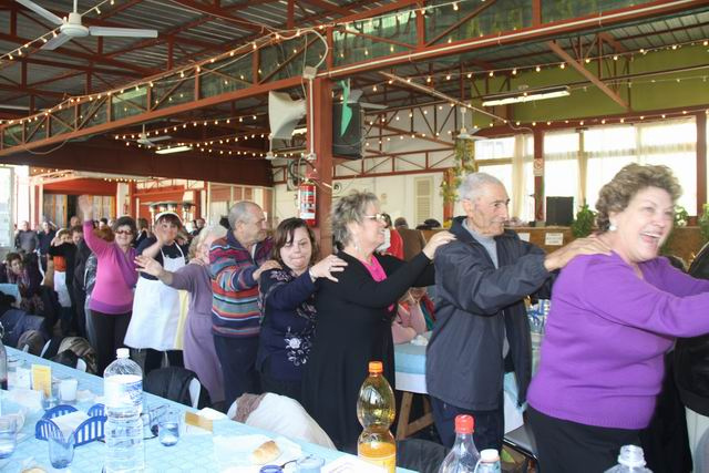 Gli anziani si cimentano in un... trenino