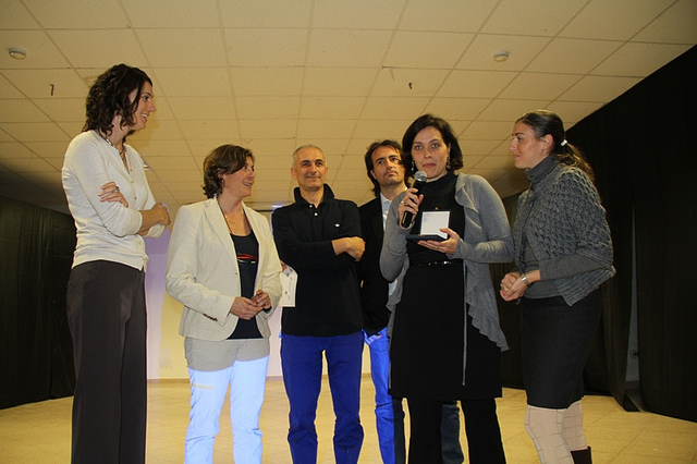 L'Assessore alle Attivit� Sociali, Agnese Ciulla, l'Assessore alla Scuola, Barbara Evola, il presidente della Seconda Circoscrizione, Antonio Tomaselli, consegnano la medaglia omaggiata dal Presidente della Repubblica come riconoscimento al cartone animato