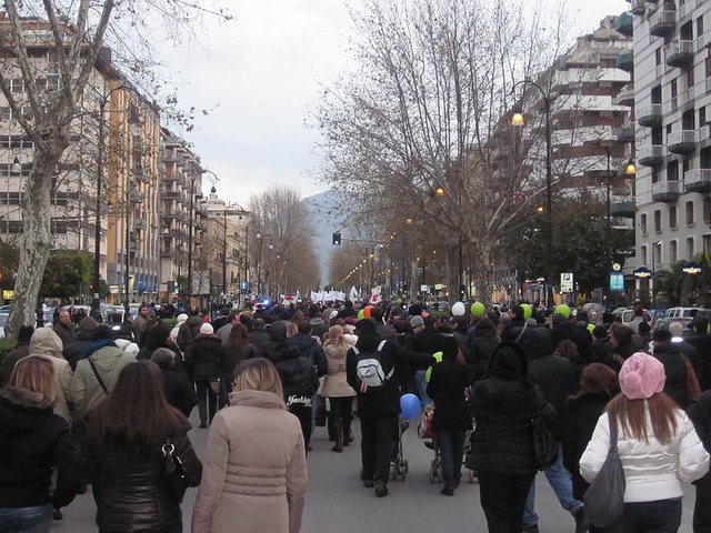 La folla di gente che ha partecipato alla manifestazione