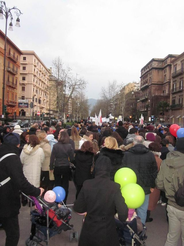 La folla di gente che ha partecipato alla manifestazione