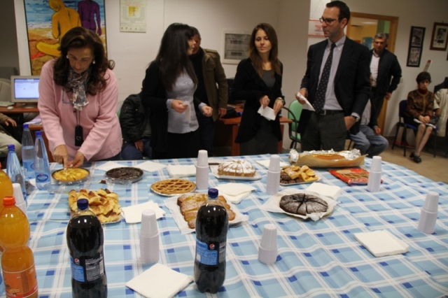 Gli anziani e i volontari del Centro di Accoglienza Padre Nostro portano in dono dei dolci