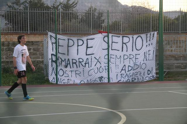 Uno striscione in ricordo di Giuseppe Serio