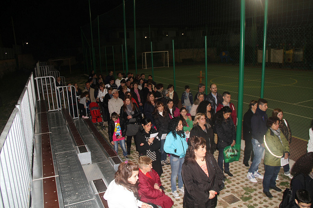 La gente del quartiere giunge al Centro Polivalente Sportivo