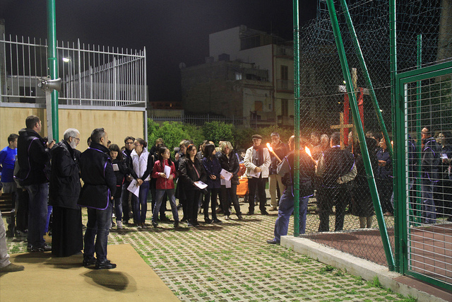 La gente del quartiere ascolta l'omelia di don Maurizio Francoforte, parroco di S. Gaetano (Brancaccio)
