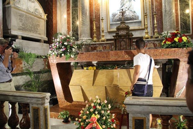 I ragazzi che frequentano le attivit� del Centro Padre Nostro depongono un fiore sulla tomba del Beato Giuseppe Puglisi