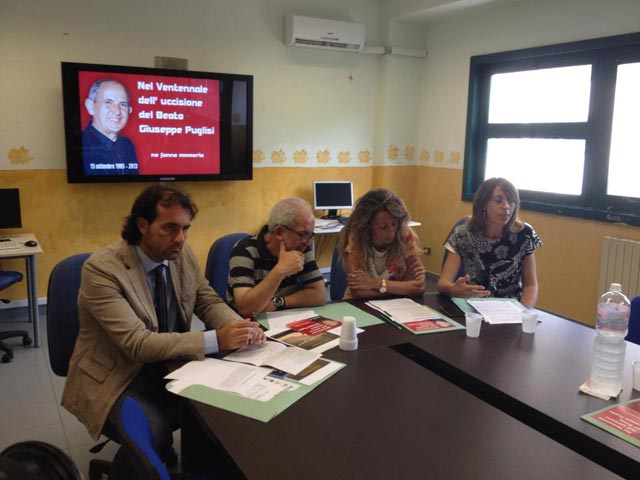 Nella foto: Antonio Tomaselli, Presidente della II circoscrizione; padre Maurizio Francoforte, parroco di San Gaetano; Angela Randazzo, preside dell'I.C.S. Padre Pino Puglisi; Maria Pia Avara, vicepresidente del Centro di Accoglienza Padre Nostro 